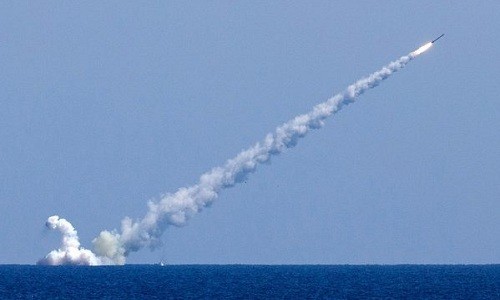 Bản tin 14H: Tàu chiến Nga nã tên lửa vào phiến quân ở Syria Tàu ngầm Nga phóng tên lửa hành trình vào phiến quân ở Syria. Ảnh: Tass.