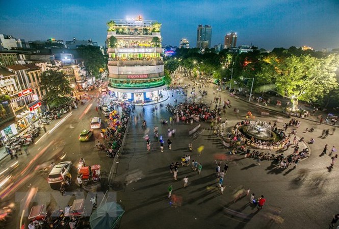 Hà Nội không tổ chức phố đi bộ khu vực hồ Hoàn Kiếm và phố cổ dịp Tết Phố đi bộ đoạn quảng trường Đông Kinh Nghĩa Thục rất đông người mỗi dịp cuối tuần. Ảnh: Trọng Đạt/TTXVN.