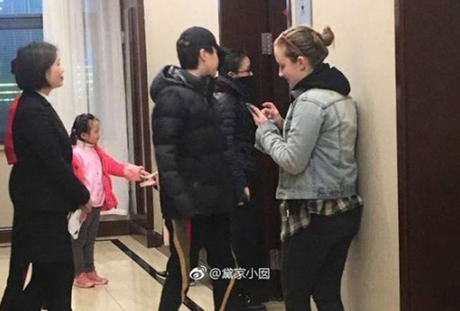 Châu Tấn công khai hẹn hò con gái Vương Phi dịp đầu năm mới tại quê nhà Châu Tấn đưa Đậu Tĩnh Đồng - con gái Vương Phi về quê nhà trong dịp Tết Nguyên đán.
