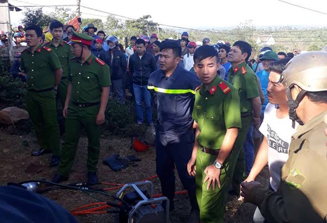 Vợ chồng khóa cửa nhốt hai con trong nhà suốt nhiều ngày Chiều 22/2, đại tá Đỗ Văn Xuyền, Trưởng công an huyện Krông Búk (Đắk Lắk), cho biết cơ quan chức năng vừa "giải cứu" 2 đứa trẻ bị bố mẹ nhốt trong nhà hơn một tuần qua.
Theo đại tá Xuyền, sáng cùng ngày, người dân thấy ngôi nhà của vợ chồng ông H.N.H (