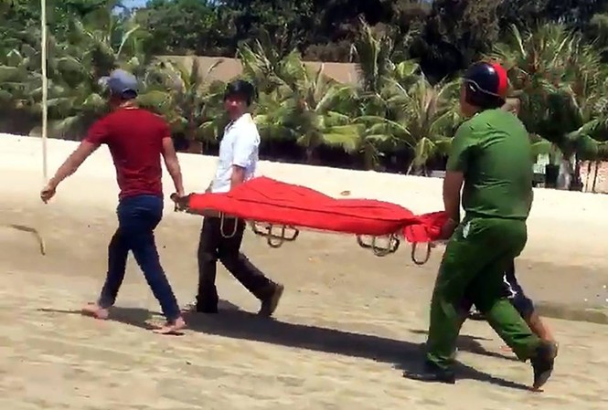5 ni cô đuối nước khi tắm biển, ít nhất 1 người chết Lực lượng chức năng đưa nạn nhân đuối nước lên bờ.