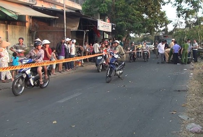 Bản tin 8H: Nam thanh niên nằm chết ven đường với vết cắt sâu trên cổ Hiện trường vụ việc.