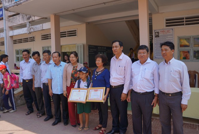 Tặng bằng khen cho học sinh 10 tuổi trả lại của đánh rơi Lãnh đạo tỉnh Cà Mau, huyện U Minh và gia đình chụp hình kỷ niệm với em Nguyễn Nhật Nam.