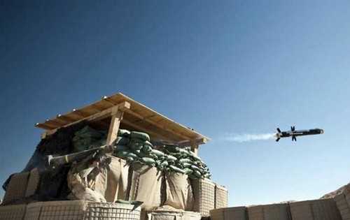 Bản tin 14H: Mỹ bán hơn 200 tên lửa chống tăng cho Ukraine Thủy quân lục chiến Mỹ năm 2011 phóng tên lửa chống tăng FGM-148 Javelin tại căn cứ Mirage, Afghanistan. Ảnh: AFP.