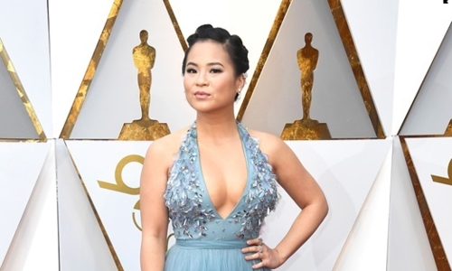 Diễn viên gốc Việt khoe vòng một sexy trên thảm đỏ Oscar Kelly Marie Tran khoe vòng một sexy trên thảm đỏ Oscar.