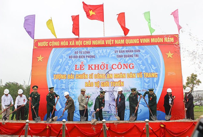Khởi công Tượng đài chiến sĩ CAND vũ trang bảo vệ giới tuyến Các đại biểu động thổ khởi công xây dựng tượng đài. Ảnh: QT.
