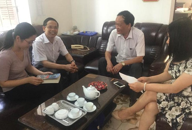 Tử tù viết tiểu thuyết kể chuyện đời mình Ông Nguyễn Đức Nguyên (thứ 2 từ trái sang) với văn nghệ sỹ địa phương.