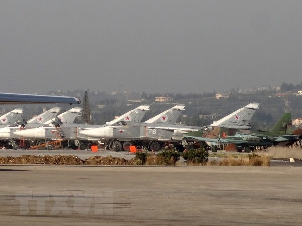 Bản tin 21H: Nga chặn đứng vụ tấn công căn cứ không quân ở Syria Máy bay của Nga tại căn cứ không quân Hmeimim ở Latakia, Tây Bắc Syria ngày 16/2/2016. Nguồn: AFP/TTXVN.