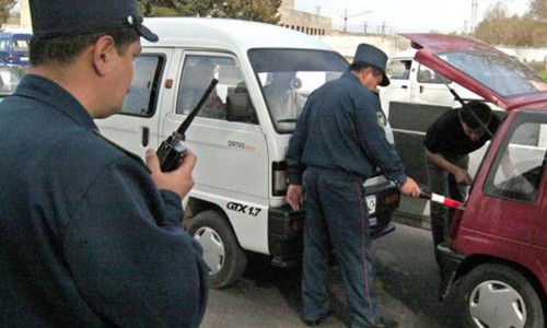 Cấm cảnh sát giao thông 'núp lùm' rình bắt xe vi phạm Cảnh sát giao thông Uzbekistan cũng sẽ được trang bị đồng phục mới, bởi bộ đồng phục màu xanh đen hiện tại khiến họ "như thể tàng hình". Ảnh: AFP.