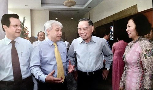Nguyên Thủ tướng Phan Văn Khải: 'TPHCM vì cả nước, cùng cả nước…' Nguyên Thủ tướng Phan Văn Khải trao đổi với các đại biểu dự hội thảo. Ảnh: Việt Dũng.