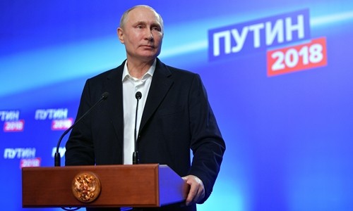Bản tin 8H: Ông Putin tái đắc cử tổng thống Nga Tổng thống Nga Putin gặp truyền thông tại trụ sở chiến dịch tranh cử ngày 18/3. Ảnh: Reuters.