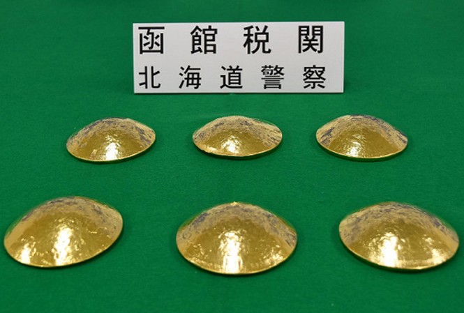 Bản tin 20H: 3 phụ nữ bị bắt vì giấu 10,5kg vàng buôn lậu vào áo ngực Tang vật vụ buôn lậu. Ảnh: Cơ quan xuất nhập cảnh Hakodate, Nhật Bản.