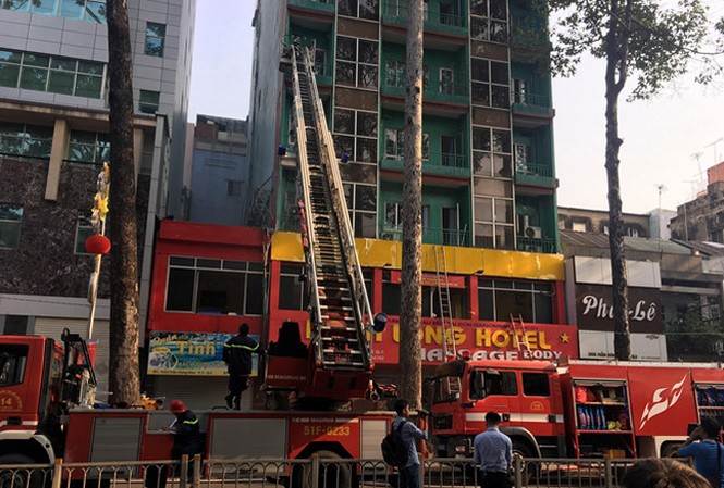 Khách sạn ở Sài Gòn bốc cháy, nhiều người mắc kẹt Các chiến sĩ phòng cháy chữa cháy đang giải cứu người mắc kẹt. Ảnh: Diễm Nguyễn .
