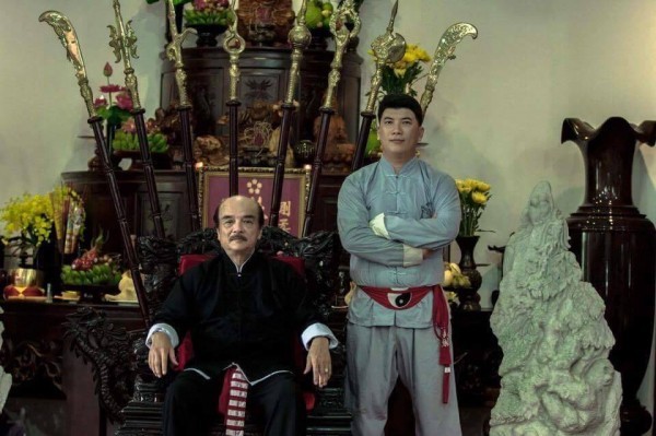 Bản tin 14H: Sư huynh võ sư Flores gửi 'chiến thư' tới Từ Hiểu Đông Võ sư Nam Anh Tuấn (phải) gửi chiến thư thách đấu Từ Hiểu Đông.