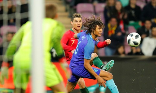 Ronaldo lập kỷ lục buồn trong trận Bồ Đào Nha thua Hà Lan Ronaldo tịt ngòi và không tung ra được cú sút nào vì hàng thủ Hà Lan đã chơi quá tốt. Ảnh: Reuters.