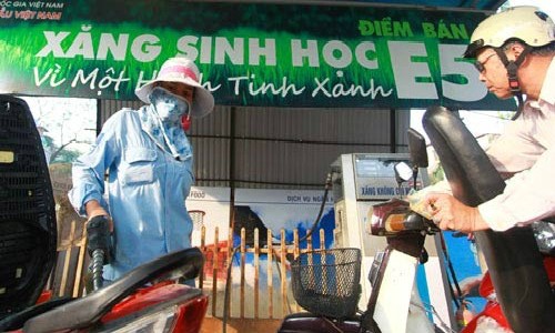 Tiêu thụ xăng E5 giảm sau 2 tháng bán đại trà Sau 2 tháng bán đại trà mức bán xăng E5 RON 92 chiếm khoảng 41,51% tổng lượng xăng tiêu thụ. Ảnh: PVOil.