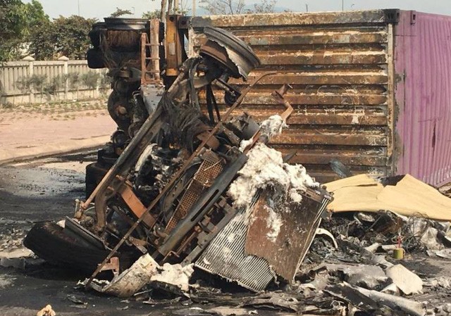 Bản tin 14H: Xe container bốc cháy ngùn ngụt, 2 người bị thiêu chết Hiện trường vụ tai nạn và hỏa hoạn.