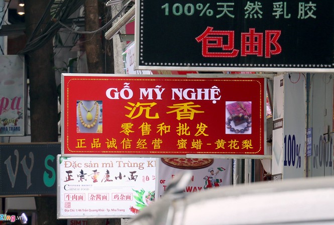 Nghề làm biển hiệu phất lên nhờ 'phố Tàu, nước Nga' ở Nha Trang Nghề làm biển hiệu phất lên nhờ 'phố Tàu, nước Nga' ở Nha Trang