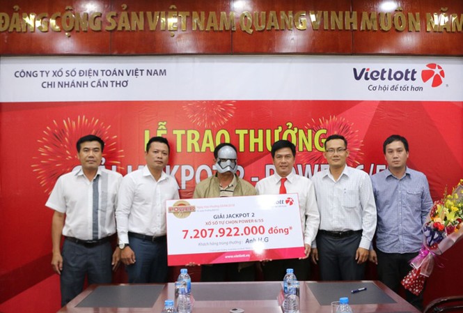 Người đàn ông trúng độc đắc 7 tỷ đồng khi đón con đi học về Ông H.G nhận giải Jackpot 2 trị giá hơn 7 tỷ đồng.