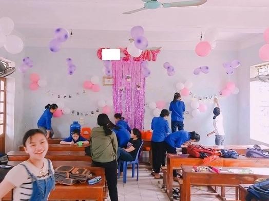 Nữ sinh Nghệ An tổ chức tiệc toàn màu hồng cho hội con trai Các thành viên nữ tổ chức "Ngày con trai" cho phái mạnh trong lớp. Ảnh: H.T.