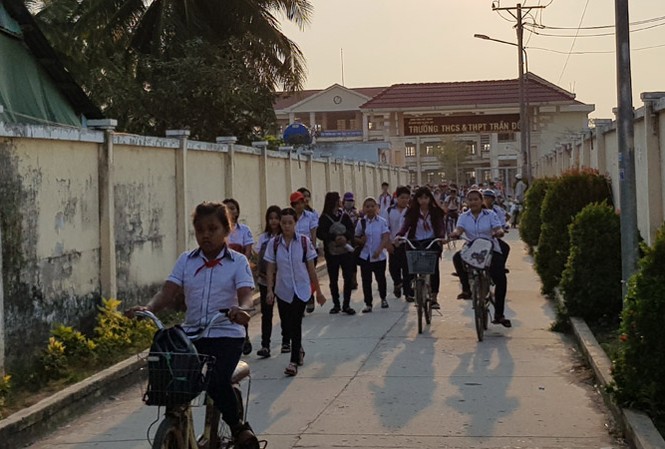 42 học sinh bị Hiệu trưởng phạt đứng hàng giờ trong buổi học Trường THCS&THPT Trần Đề nơi HS bị phạt.