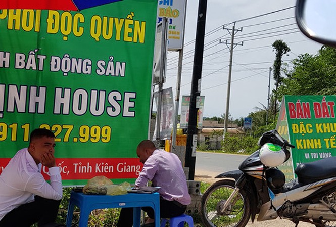 Dân Phú Quốc kể chuyện giá đất tăng như vàng, mua 800 triệu bán 18 tỷ Nhân viên tiếp thị đất dựng pa nô, che dù ngoài vỉa hè để rao bán đất. Ảnh: Việt Tường.