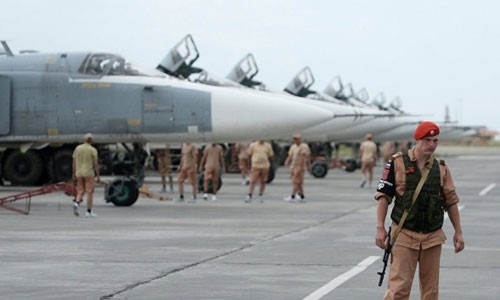 Bản tin 20H: Máy bay Syria 'nương nhờ' căn cứ Nga Binh sĩ Nga canh gác tại sân bay Hmeymim. Ảnh: TASS.