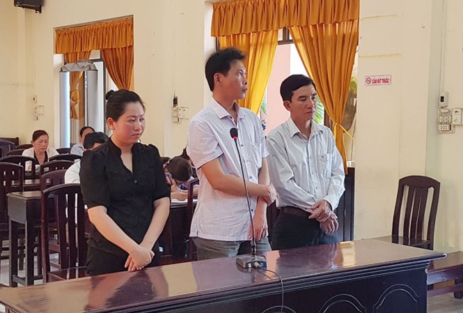 Nguyên Giám đốc Văn phòng đăng ký đất đai Phú Quốc lĩnh án tù Bị cáo Trần Văn Hoàng (giữa), Trần Đăng Kiên (phải) và bị cáo Ánh. Ảnh Nhật Huy.