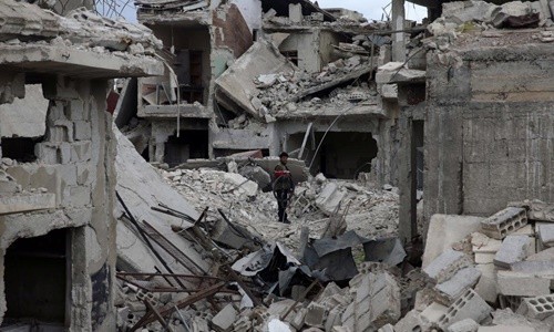 Bản tin 8H: Nga điều quân tới 'điểm nóng' ở Syria giữa lúc căng thẳng Khung cảnh tan hoang tại thị trấn Douma, Đông Ghouta, Syria, ngày 30/3. Ảnh: Reuters.