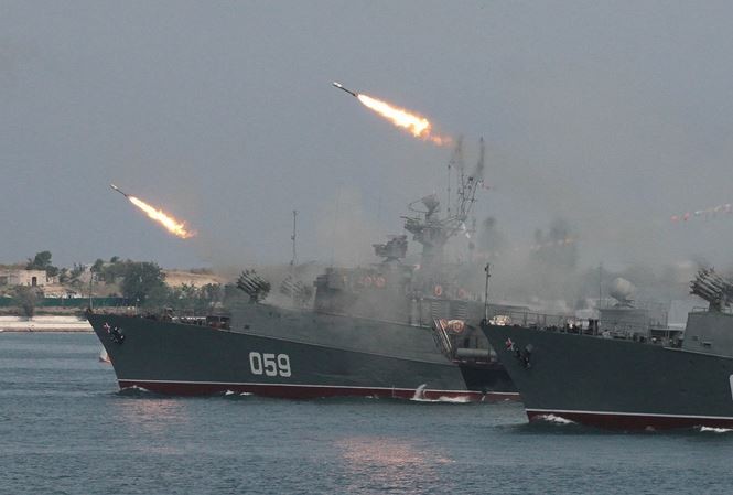 Bản tin 8H: Nga tiết lộ lý do rút 11 chiến hạm khỏi cảng Syria Tàu chiến Nga phóng tên lửa. Ảnh: Reuters.