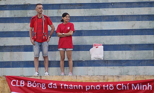 HLV Miura chạnh lòng khi chỉ có hai CĐV tới sân cổ vũ cho TP.HCM Hai CĐV của TP HCM trên sân vận động Thiên Trường. Ảnh: Lâm Thỏa.