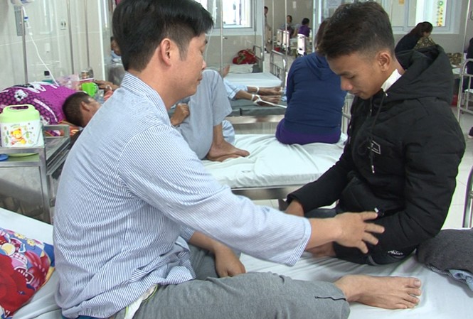 Học sinh chặn đường đâm thầy trình diện công an sau 10 ngày lẩn trốn Học sinh Ngô Văn Công vào thăm, xin lỗi và mong thầy tha thứ cho mình tại Bệnh viện hữu nghị Việt Nam-Cu Ba Đồng Hới vào trưa 18/4.