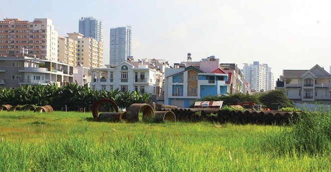 Muốn đòi lại đất cho mượn lâu năm thì phải làm thế nào? Khi tranh chấp đất đai, nếu UBND cấp xã giải quyết không thành,
đương sự có thể gửi đơn yêu cầu tòa án giải quyết. Ảnh minh họa.