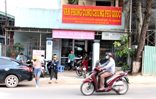 Sóng ngầm giá đất ở Phú Quốc Tại các văn phòng công chứng, số lượng người đến giao dịch giảm mạnh so với tuần trước. Ảnh: Phúc Hưng.