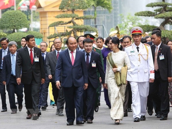 Cố vấn Nhà nước Myanmar kết thúc chuyến thăm chính thức Việt Nam Thủ tướng Nguyễn Xuân Phúc và Cố vấn Nhà nước, Bộ trưởng Ngoại giao và Bộ trưởng Văn phòng Tổng thống nước CHLB Myanmar Aung San Suu Kyi. Ảnh: Dương Giang/TTXVN.