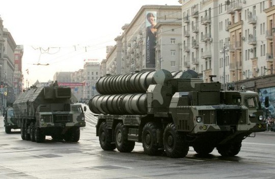 Bản tin 14H: Máy bay vận tải Nga hạ cánh, S-300 hay S-400 đến Syria? Tổ hợp phòng không S-300 của Nga. Ảnh: Reuters.
