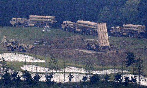 Hàn Quốc vận chuyển vật liệu xây dựng tới địa điểm triển khai THAAD Trận địa THAAD được Mỹ bố trí tại Hàn Quốc. Ảnh: Reuters.
