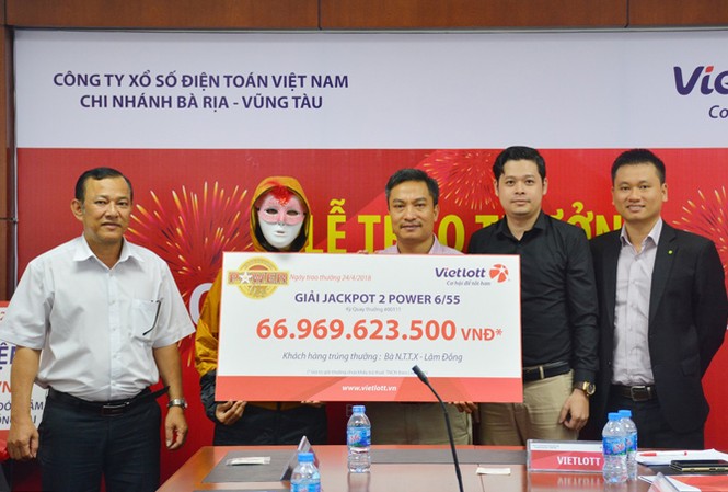 Nữ khách hàng mặc kín như 'Ninja' nhận 67 tỷ đồng trúng số Nữ khách hàng ở Lâm Đồng nhận giải thưởng gần 67 tỷ đồng trong trang phục áo khoác trùm kín và đeo mặt nạ.
