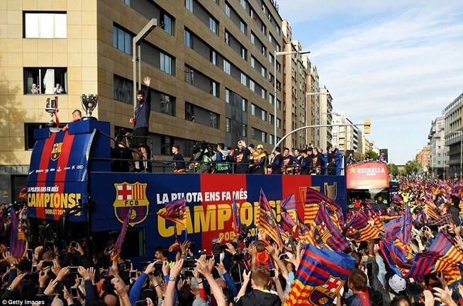Barcelona diễu hành hoành tráng mừng ‘cú đúp’ vô địch Đêm qua, Barcelona đã giành chiến thắng 4-2 trên sân của Deportivo La Coruna ở vòng 35 La Liga để lên ngôi vô địch theo cách hoành tráng hơn.