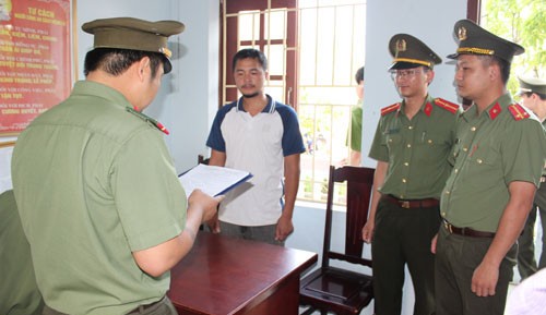 Cựu cán bộ trường đại học bị bắt vì xuyên tạc trên mạng xã hội Công an đọc lệnh bắt nghi can Nguyễn Duy Sơn. Ảnh: Lam Sơn.