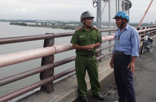 Giải cứu 2 phụ nữ định nhảy cầu Cần Thơ tự vẫn Đại uý Nguyễn Minh Nhựt nói chuyện với bảo vệ cầu Cần Thơ về việc giữ gìn an ninh trật tự trên cầu.