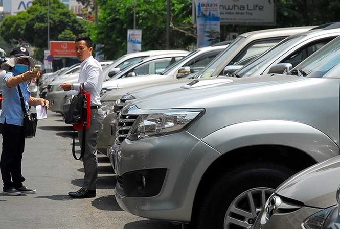 TP.HCM thu phí ô tô đậu dưới lòng đường từ ngày 1/6 Từ ngày 1/6, TP.HCM bắt đầu tăng phí đậu ô tô dưới lòng đường.