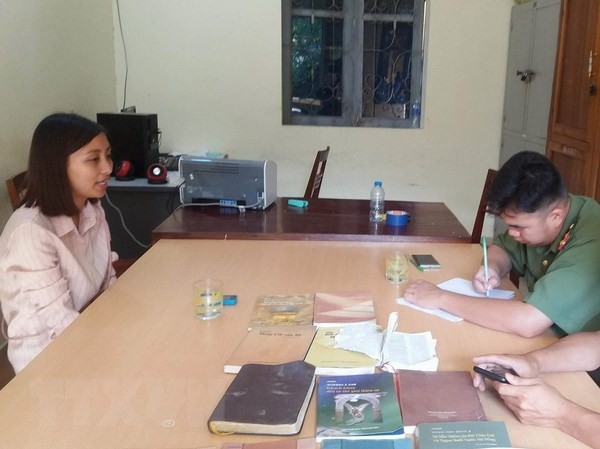Điện Biên: Nhiều đối tượng lôi kéo tham gia Hội thánh Đức Chúa Trời Mẹ Đối tượng Nguyễn Thị Ánh Nguyệt cùng các tài liệu, vật dụng liên quan đến sinh hoạt, truyền đạo trái phép tại cơ quan chức năng. Ảnh: Xuân Tiến/TTXVN.