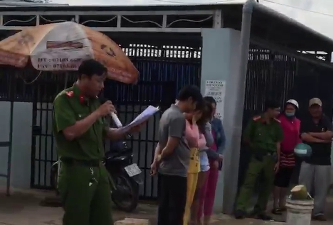 Kỷ luật nhiều cán bộ trong vụ bêu danh người mua bán dâm ở Phú Quốc Vụ bêu danh người mua bán dâm từng gây xôn xao dư luận ở Phú Quốc (Ảnh cắt ra từ clip)