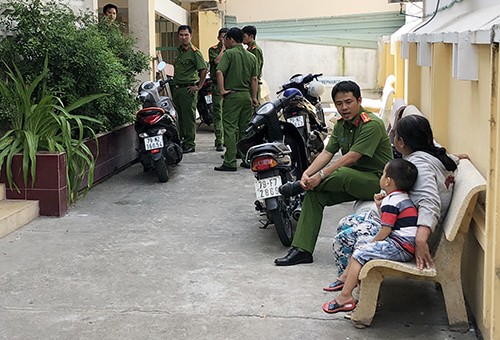 Bé trai 2 tuổi tử vong vì ngã vào thùng nước ở điểm giữ trẻ Cảnh sát làm việc với người thân bé trai tại bệnh viện. Ảnh: Xuân Ngọc.