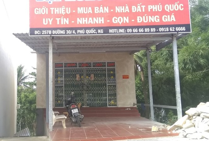 Nhiều văn phòng môi giới nhà đất Phú Quốc vắng tanh Một điểm giao dịch đất đai tại Phú Quốc nay vắng tanh suốt ngày. Ảnh: CTV.