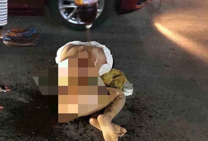 Bản tin 20H: Cô gái bị lột đồ giữa phố, đổ mắm khắp người Hình ảnh cô gái trẻ bị dội nước mắm, bột ớt vào người.