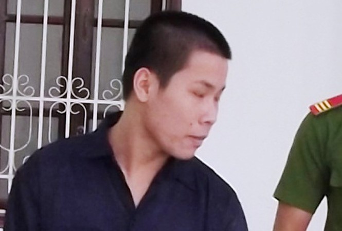 Bé gái 8 tuổi bị 'yêu râu xanh' hiếp dâm trong nhà vệ sinh 12 năm tù giam là cái giá phải trả cho hành vi đồi bại.