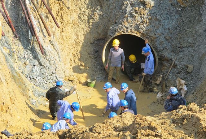 Đường ống nước sạch sông Đà lại gặp sự cố Đường ống nước sạch sông Đà lại gặp sự cố.