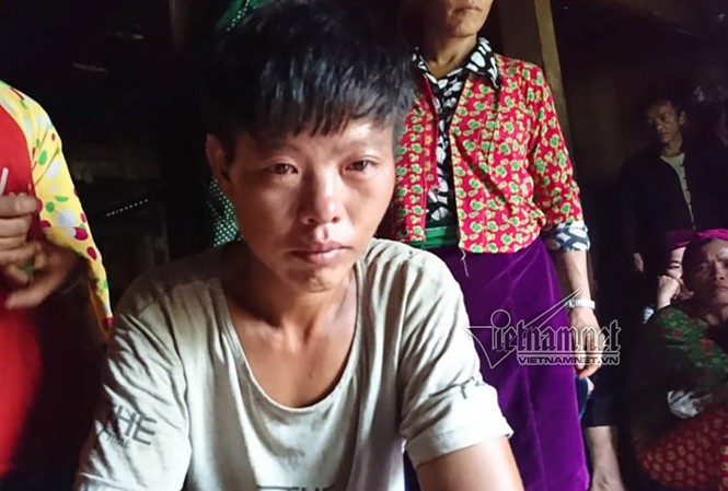Chồng ngã quỵ trước thi thể vợ con nhấc lên từ đống bùn lạnh lẽo Anh Lò Chính Cồ mắt đỏ hoe, xót thương vợ con xấu số.